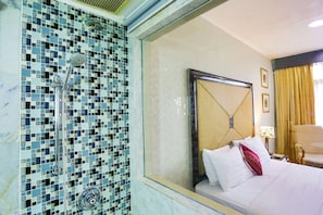 Deluxe Double Room | Bathroom | Combined shower/bathtub, free toiletries, hair dryer, slippers - Johns Pardede International Hotel (Jakarta)