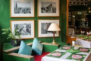Ze serveren er ontbijt, lunch en diner 