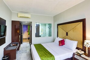 Desk, blackout curtains, free WiFi, bed sheets - Johns Pardede International Hotel (Jakarta)