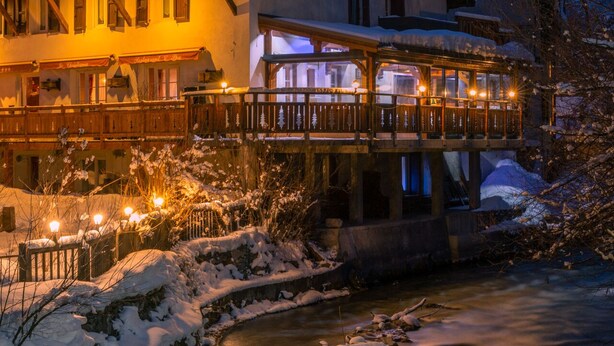 A hotel with a restaurant, featuring a wooden deck and a river in front. - Logis Hôtel et Spa Le Christiania (La Salle-les-Alpes)