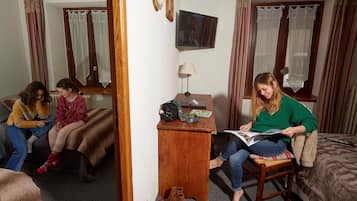 Vierpersoonskamer | Een kluis op de kamer, een bureau, geluiddichte muren, gratis wifi