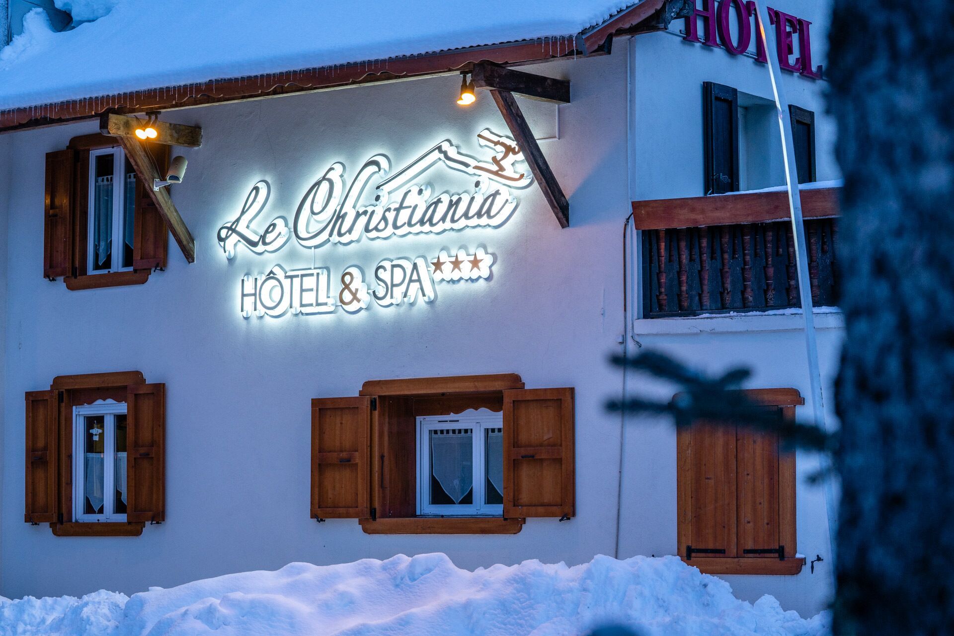 Un letrero de hotel con el nombre 'Le Christiania' y la inscripción 'HOTEL & SPA', indicando que el establecimiento ofrece alojamiento y servicios de spa.