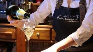A person pouring champagne into a glass. - Logis Hôtel et Spa Le Christiania (La Salle-les-Alpes)