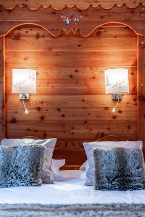 Quarto casal luxo | Cofres nos quartos, escrivaninha, quartos à prova de som