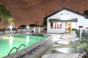 Außenpool, Liegestühle