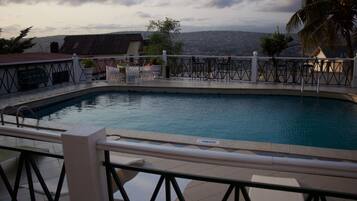 Außenpool, Liegestühle