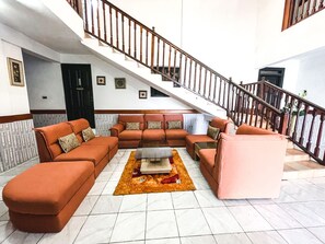 Lobby lounge - Hill View Hotel McCarthy Hills (Mallam)