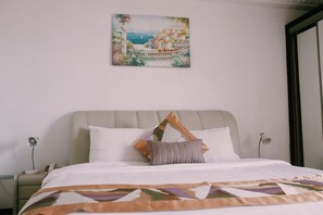 Premium bedding, in-room safe, desk, laptop workspace - Hill View Hotel McCarthy Hills (Mallam)