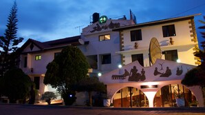 A hotel with a gym room, satellite dish, and outdoor seating area. - Hill View Hotel McCarthy Hills (Mallam)