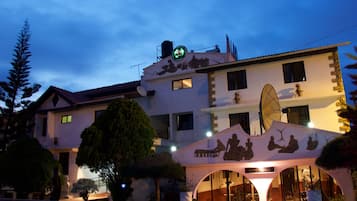 Overnatningsstedets facade – aften/nat