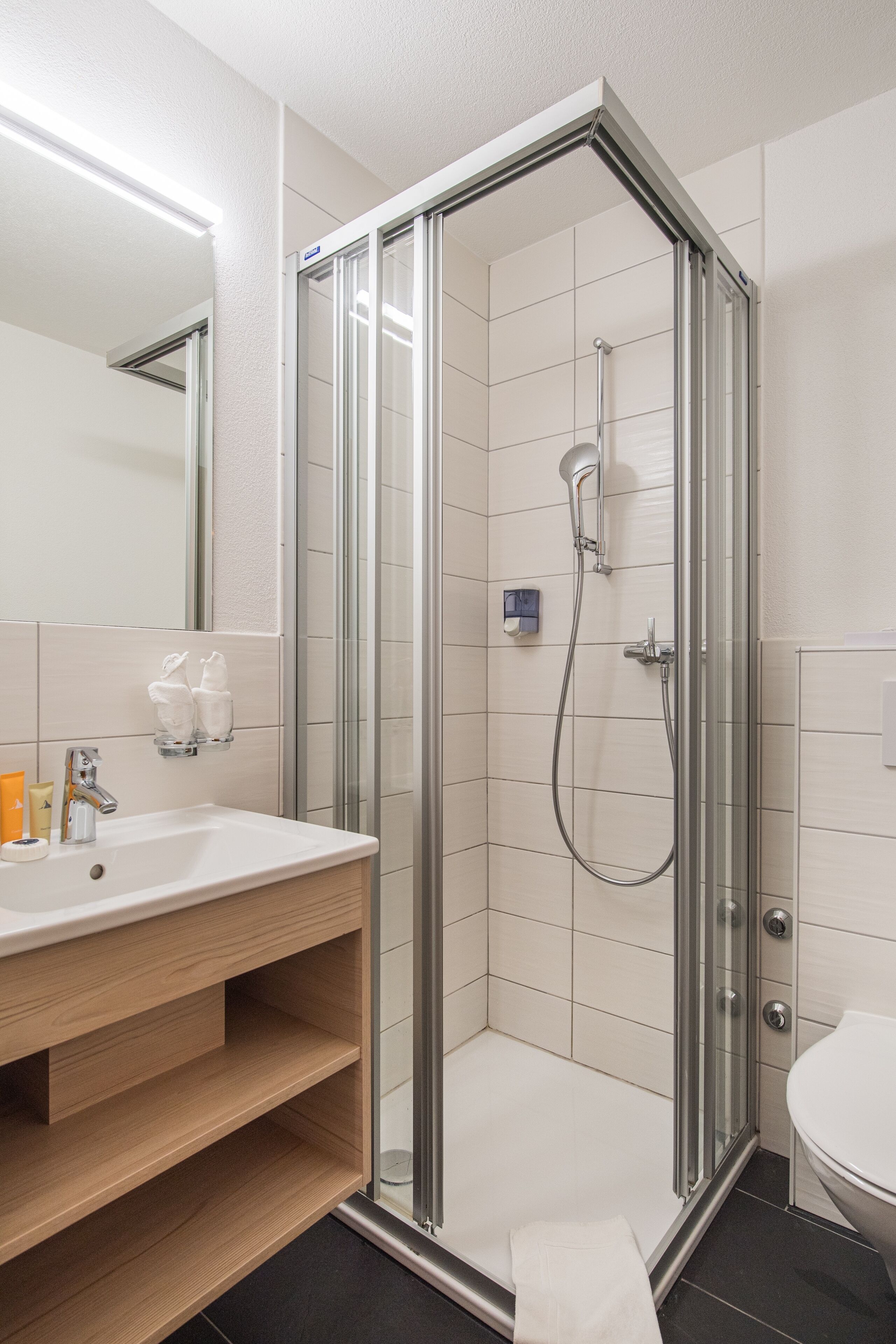 separate bathtub and shower, hair dryer, towels