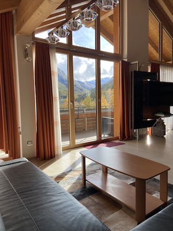 Apartment | In-room safe, desk, laptop workspace, blackout drapes. Hotel Täscherhof