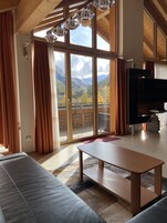 Apartment | In-room safe, desk, laptop workspace, blackout drapes