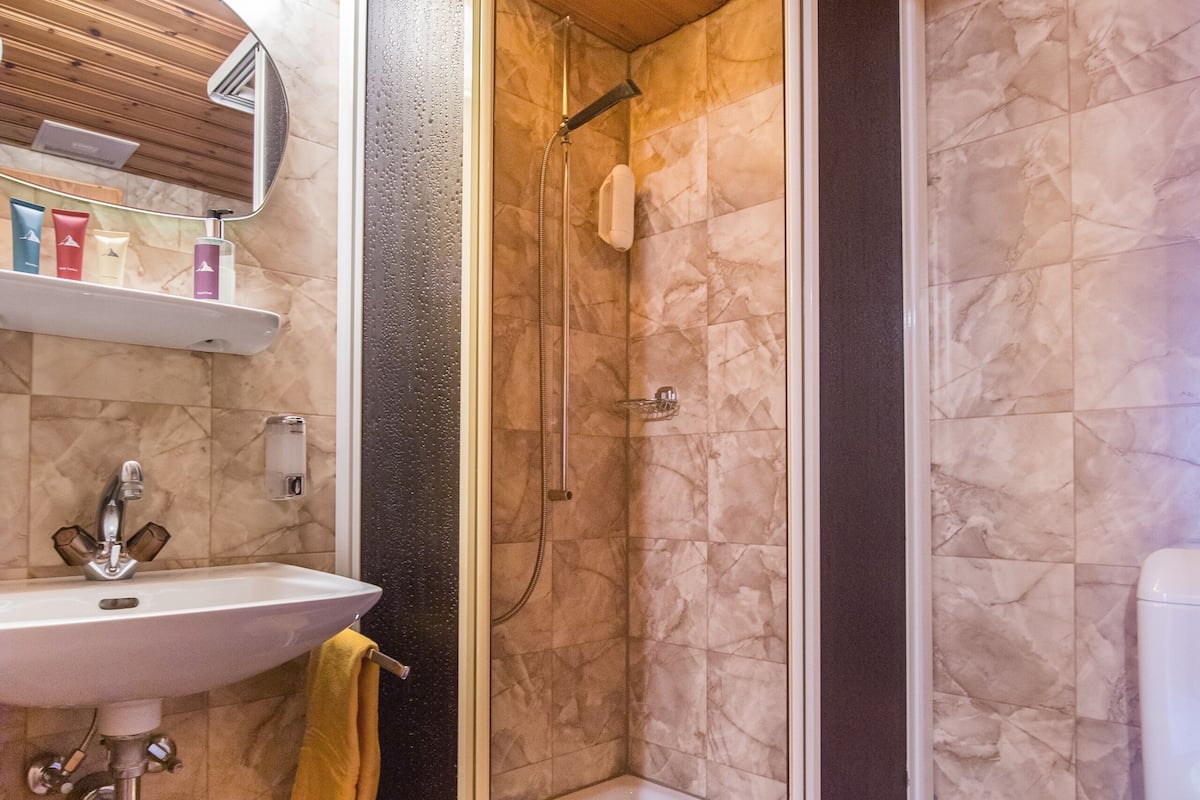 separate bathtub and shower, hair dryer, towels