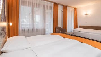 Standard háromágyas szoba (Alpine) | 1 hálószoba, széf a szobában és íróasztal
