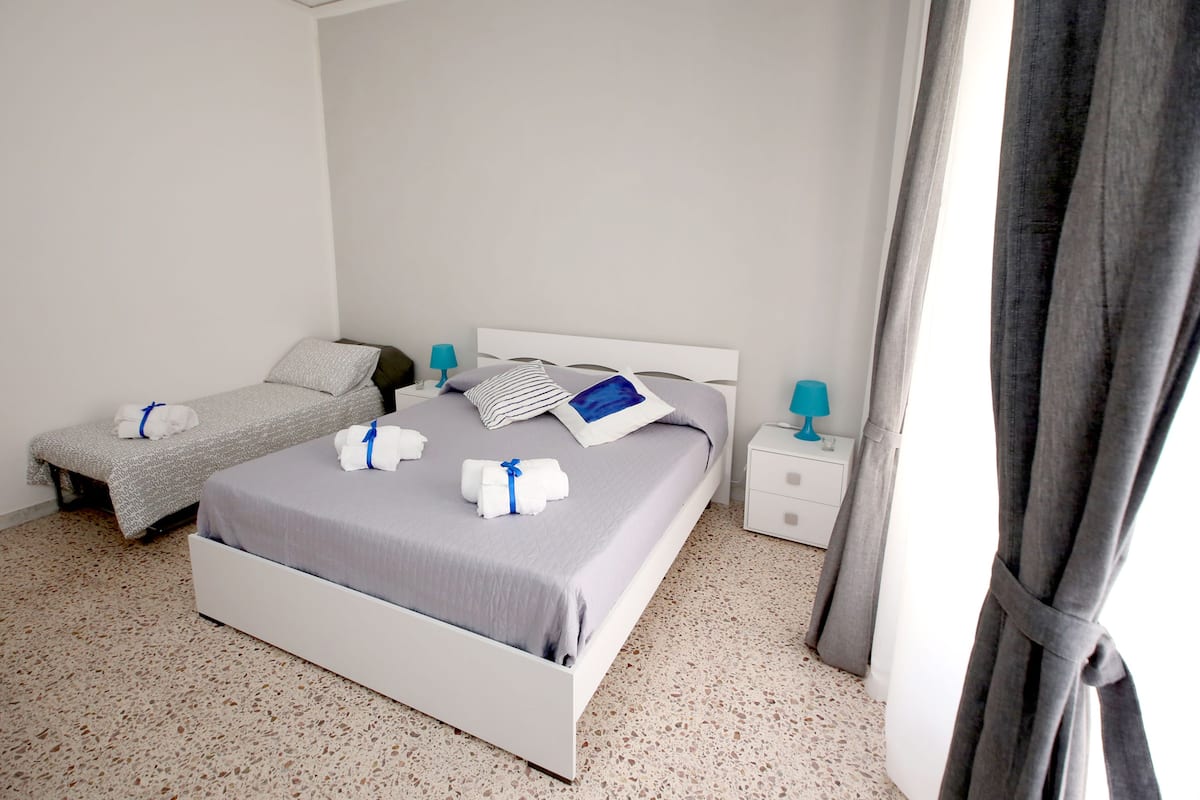 Habitación triple, tina, vista al mar | Ropa de cama de alta calidad, edredón, escritorio y cortinas blackout