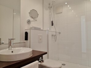 Shower, free toiletries, hair dryer, towels - Hotel MinGarden (Düsseldorf)