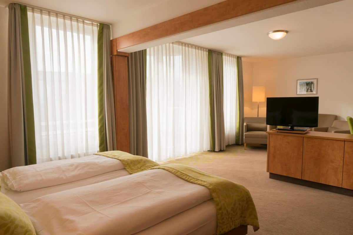 Junior suite | 1 slaapkamer, een kluis op de kamer, een bureau