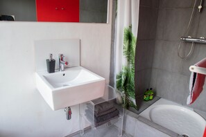Double Room | Bathroom | Shower, hair dryer, towels - Vegan b&b AM/PM (Bruges)