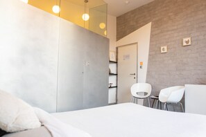 Double Room | Soundproofing, free WiFi, bed sheets - Vegan b&b AM/PM (Bruges)