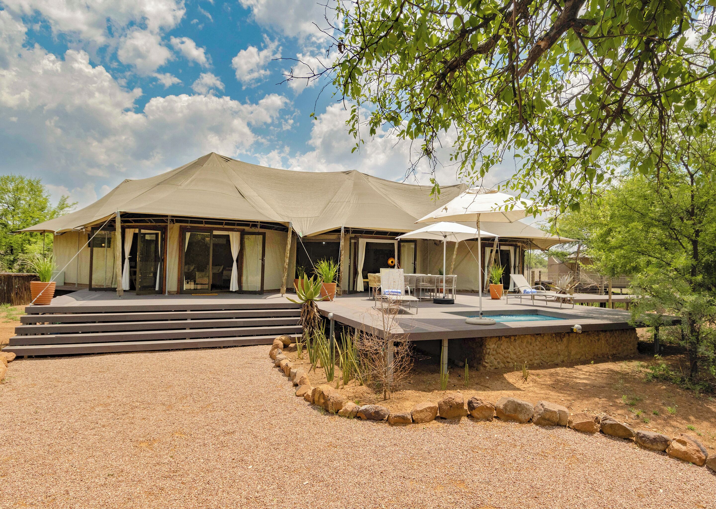 Luxe tent | Luxe beddengoed, donzen dekbedden, een kluis op de kamer, een bureau