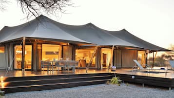 Luxe tent | 3 slaapkamers, luxe beddengoed, donsdekens, een kluis op de kamer