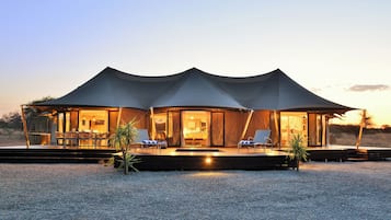Luxe tent | 3 slaapkamers, luxe beddengoed, donsdekens, een kluis op de kamer