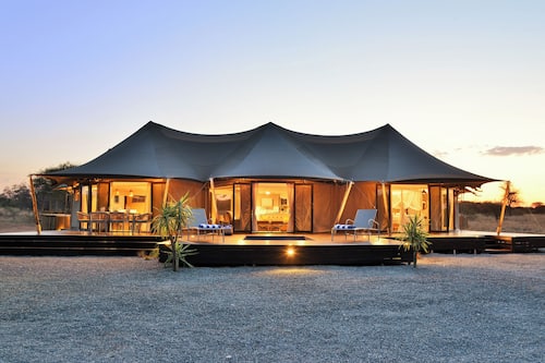 Tenda de campanya de luxe | Roba de llit d'alta qualitat, cobrellits i caixa forta a l'habitació