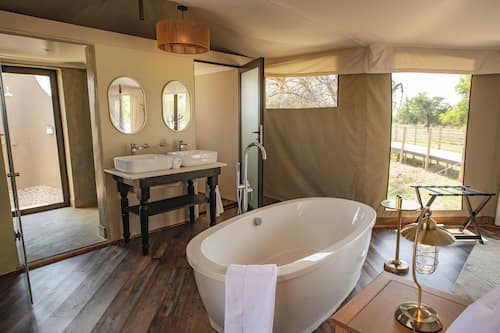 Tente Luxe | Salle de bain | Articles de toilette de luxe, sèche-cheveux, peignoirs, chaussons