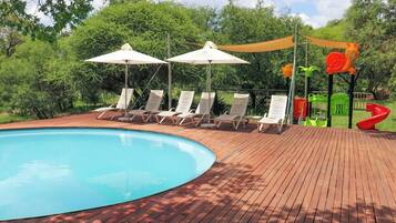 2 piscines extérieures, parasols, chaises longues