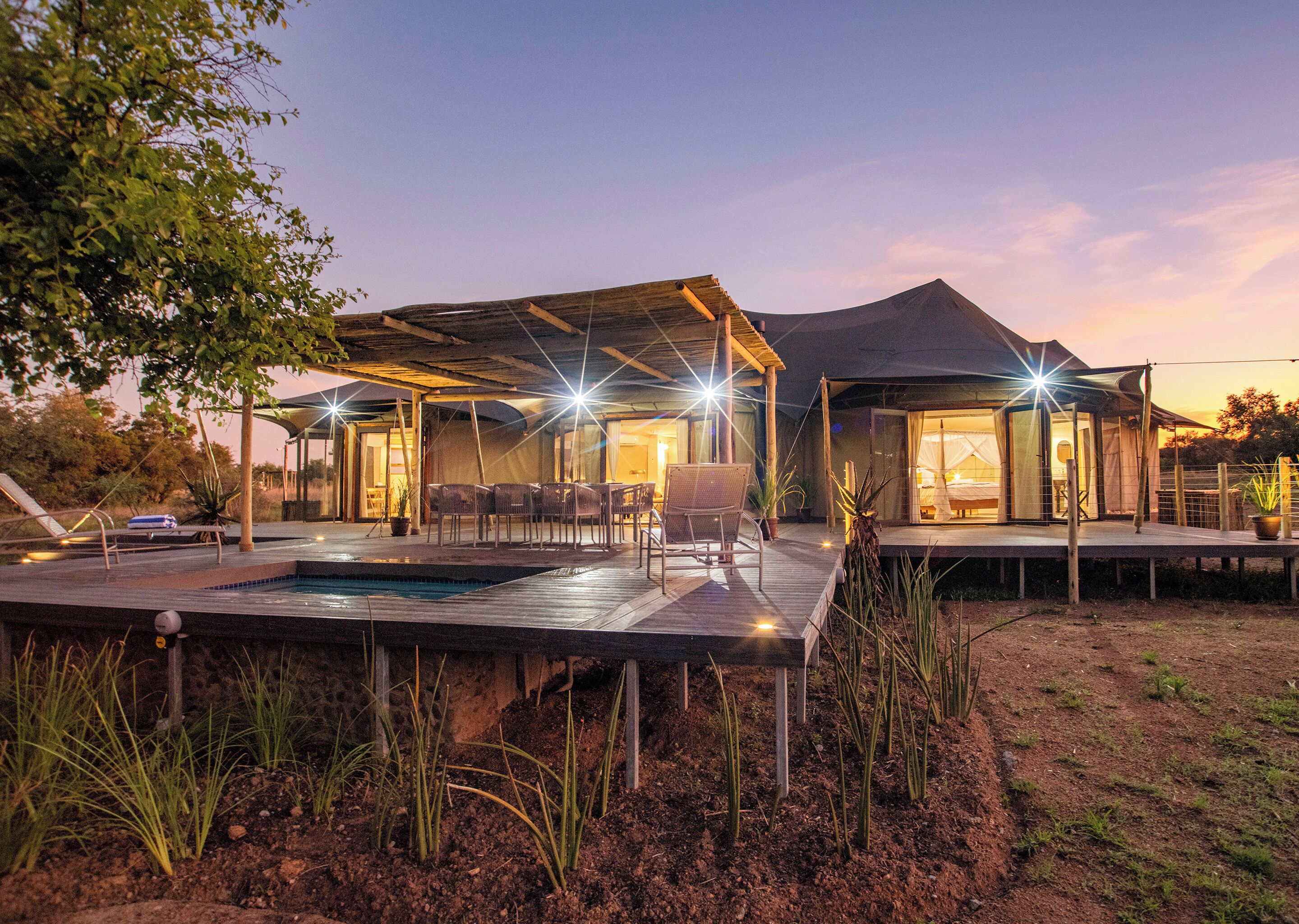 Ylelliset vuodevaatteet, untuvapeitot, tallelokero huoneessa, työpöytä