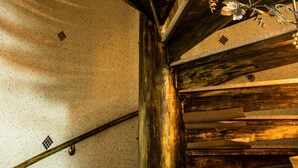 Una escalera de caracol con barandillas de metal ornamentadas y detalles decorativos en forma de vides.