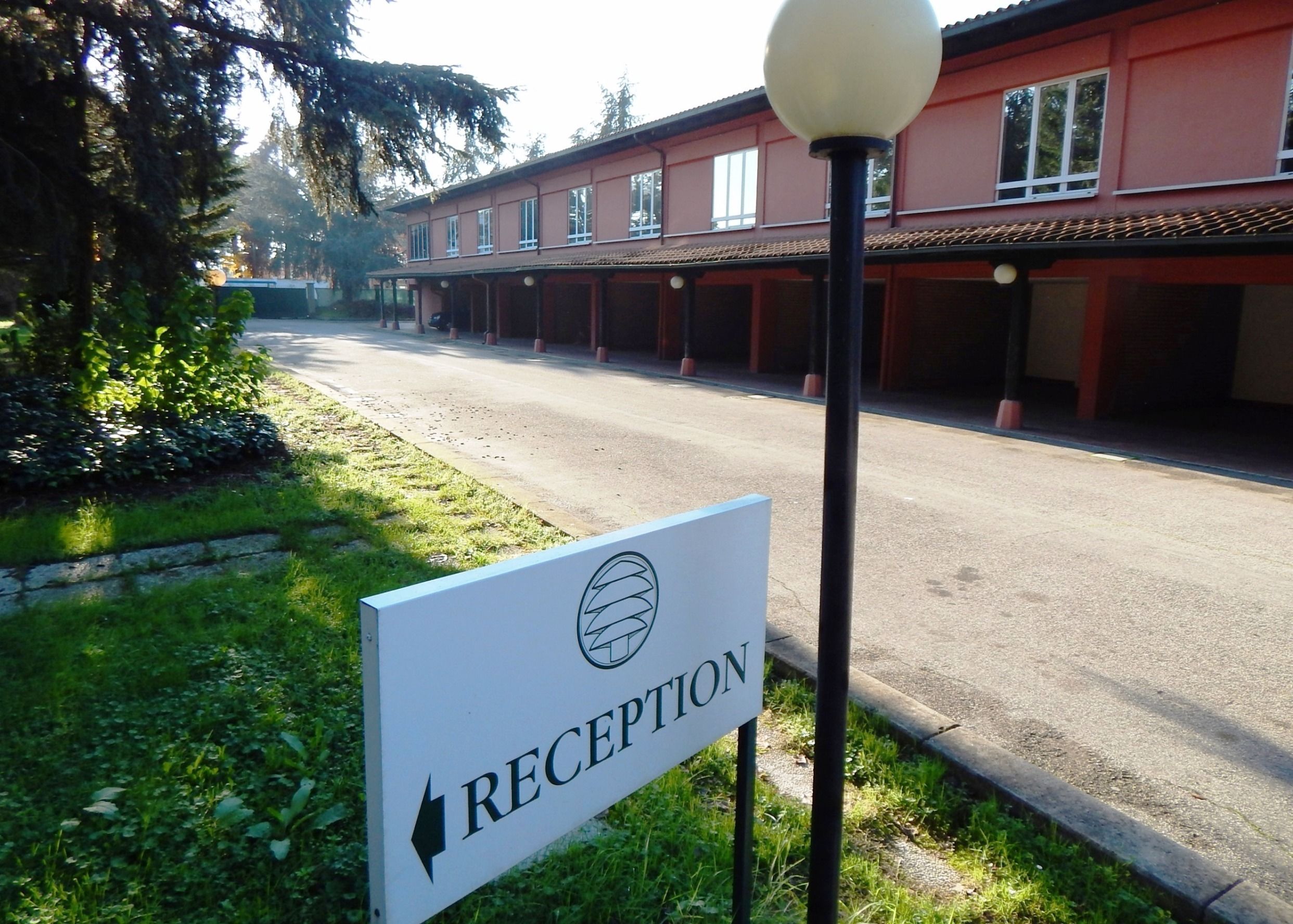 A reception sign with an arrow pointing left, indicating the direction to the reception area.