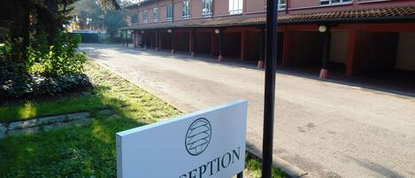A reception sign with an arrow pointing left, indicating the direction to the reception area.