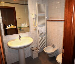 Bathtub besar, perlengkapan mandi gratis, pengering rambut, dan kloset