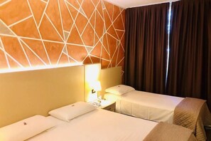 Habitación triple, vistas al jardín | Caja fuerte, escritorio, wifi gratis