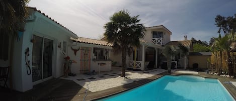 Alberca al aire libre y camastros