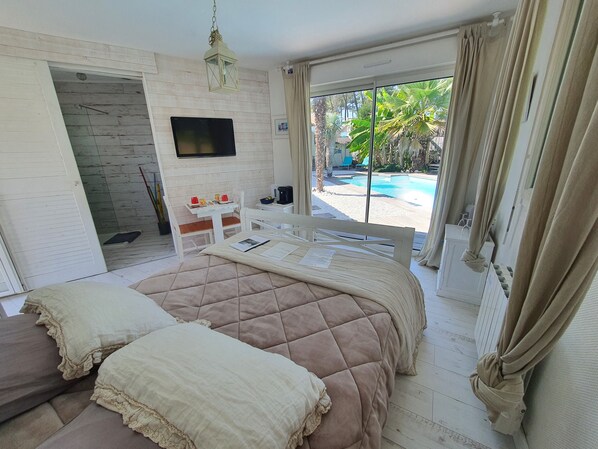 Room BAHAMAS, Golf and Pool View | Minibar, free WiFi, bed sheets - Villa Caraîbes (Gujan-Mestras)