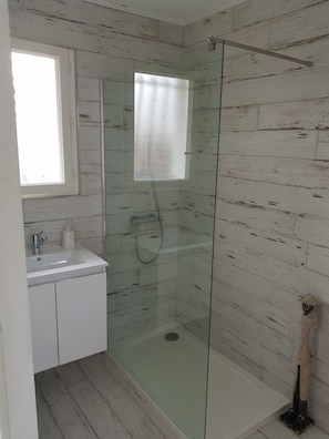 Room BAHAMAS, Golf and Pool View | Bathroom | Shower, hair dryer, towels, shampoo