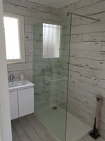 Room BAHAMAS, Golf and Pool View | Bathroom | Shower, hair dryer, towels, shampoo