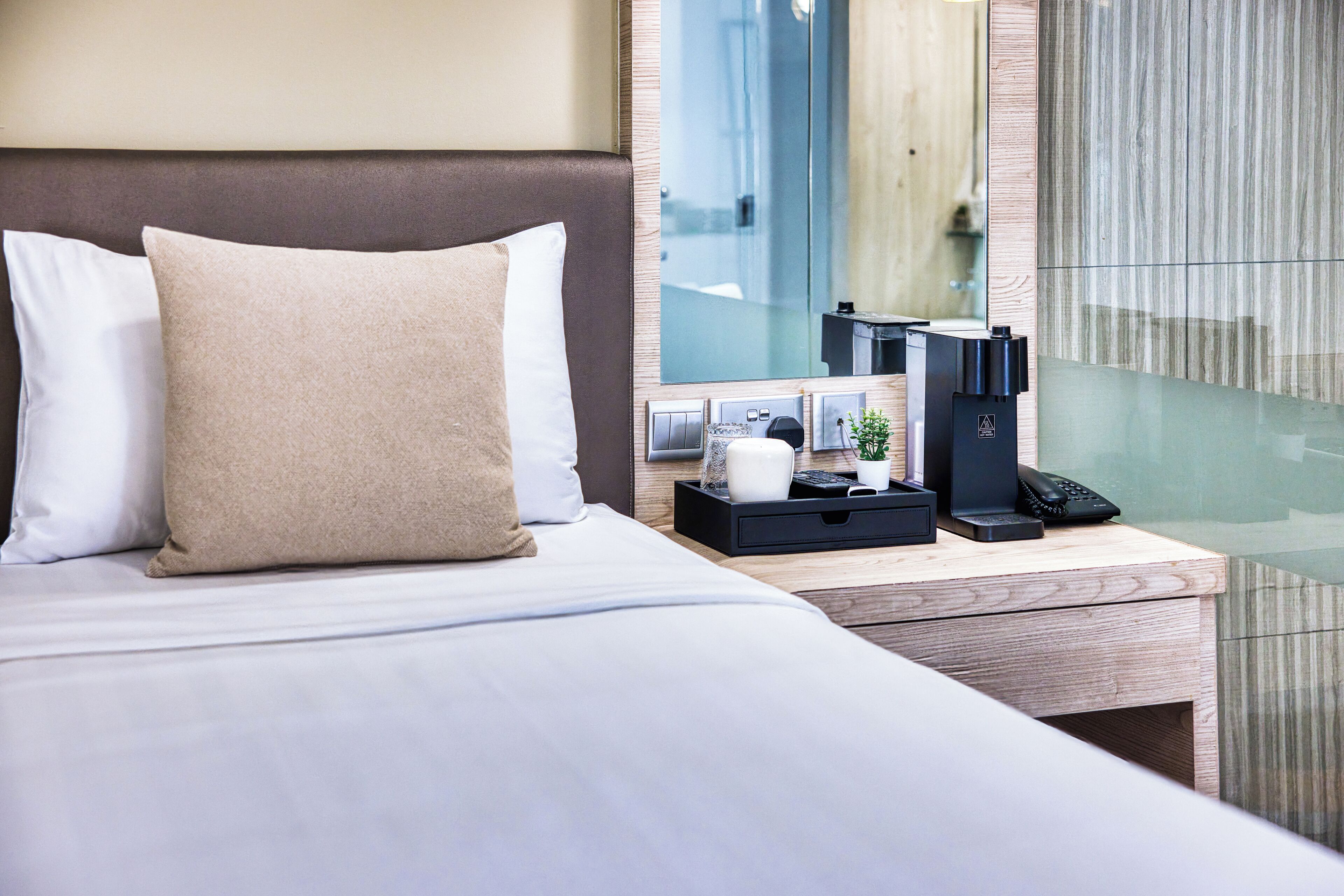 executive single room (single bed, no window) | minibar, in-room safe, individually decorated, desk