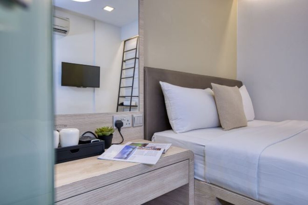 Minibar, két bảo mật tại phòng, bàn, bàn ủi/dụng cụ ủi quần áo 