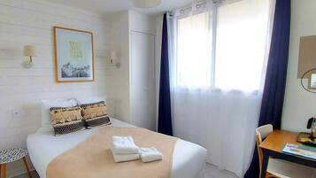 Bộ đồ giường cao cấp, két bảo mật tại phòng, bàn, phòng cách âm