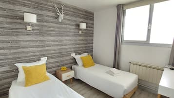 Habitación con 2 camas individuales | Ropa de cama de alta calidad y caja de seguridad en la habitación