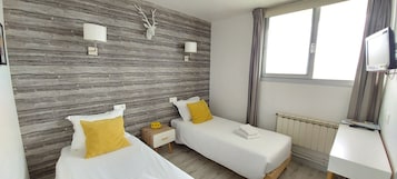 Habitación con 2 camas individuales | Ropa de cama de alta calidad, caja fuerte, escritorio