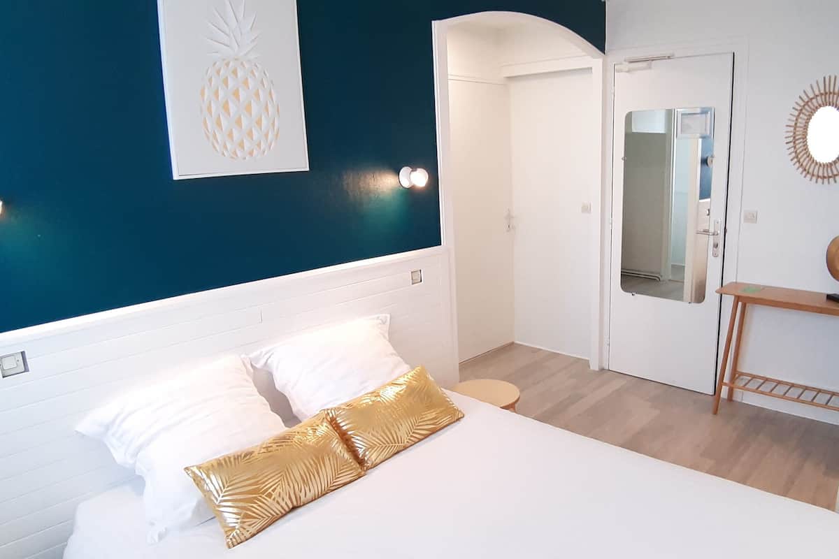 Premium bedding, in-room safe, desk, soundproofing