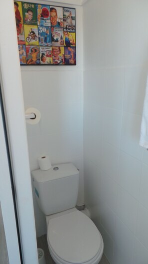 Habitación básica doble de uso individual, 1 cama matrimonial | Baño | Amenidades de baño gratuitas, secadora de cabello, toallas 