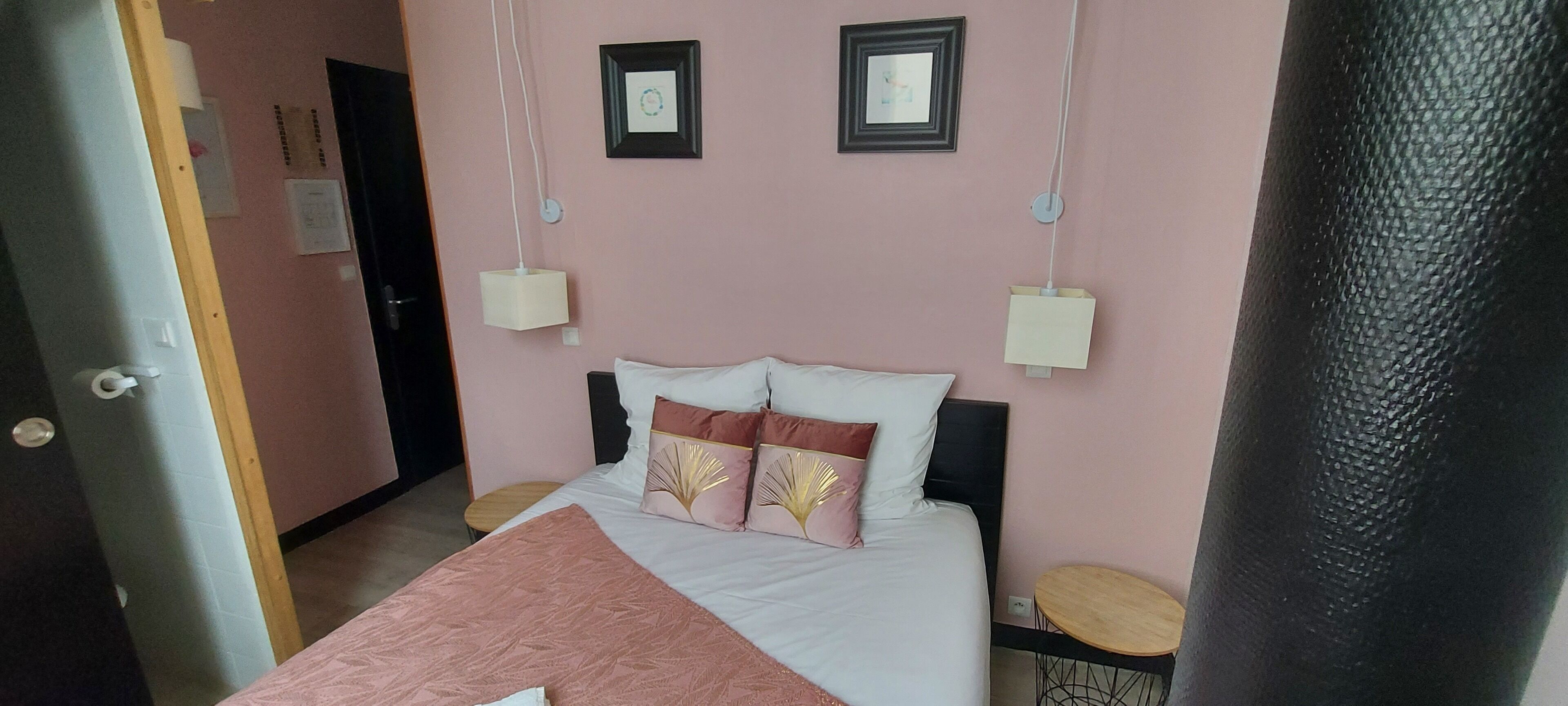 basic double room single use, 1 double bed | premium bedding, in-room safe, desk, soundproofing