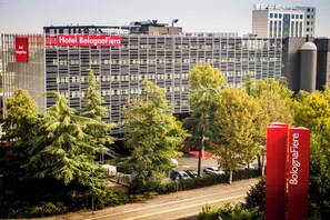 A modern hotel building with a prominent sign for Hotel BolognaFiera. - UNA Hotels Bologna Fiera (Bologna)