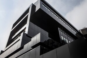 A modern building with a geometric facade and large windows. - UNA Hotels Bologna Fiera (Bologna)